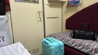 Уступил нижнюю полку хамоватой женщине в поезде, а потом отправил её обратно наверх, когда она не пустила меня к столу