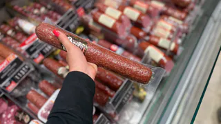 Есть ли в колбасе мясо или там сплошная туалетная бумага — работник честно рассказал, что происходит в мясном цехе