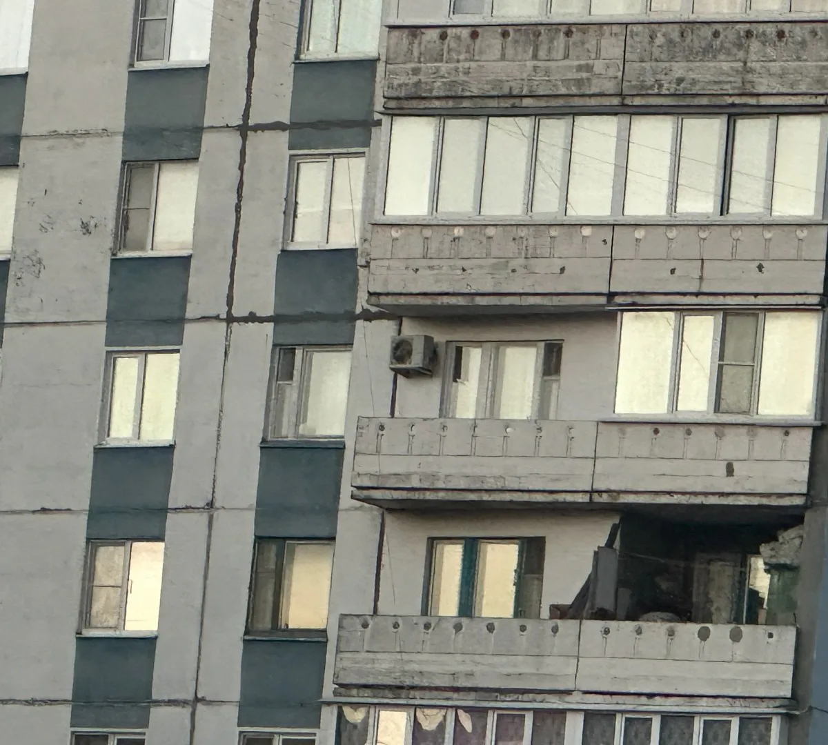 В Пензе на улице Островского с пятого этажа дома обрушилась крыша балкона