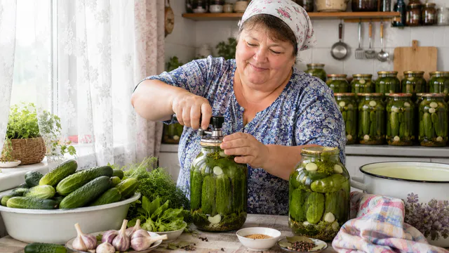 Идеальные соленые огурцы «по-деревенски»: дело не в уксусе и не в кипятке — хрустят как снег в морозный день