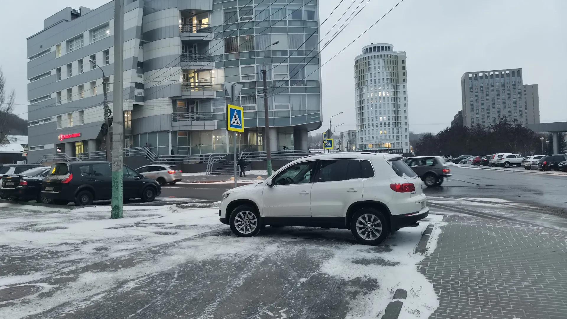 «Водители не выворачивают колеса на парковке, а зря»: для чего так делается и как вывернутые колеса могут помочь водителю