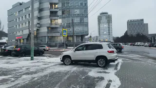 «Водители не выворачивают колеса на парковке, а зря»: для чего так делается и как вывернутые колеса могут помочь водителю