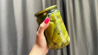 Рецепт из бабушкиной тетрадки: те самые хрустящие маринованные огурчики, которые исчезают со стола моментально