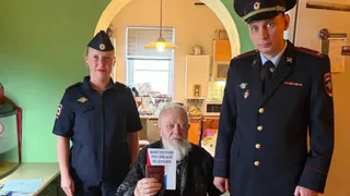 Особенный визит: начальник полиции лично вручил российкий паспорт 90-летнему пенсионеру из Запорожья