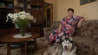Пустая стена за диваном больше не в моде: 4 приема дизайнеров, которые сделают интерьер гостиной визуально дороже