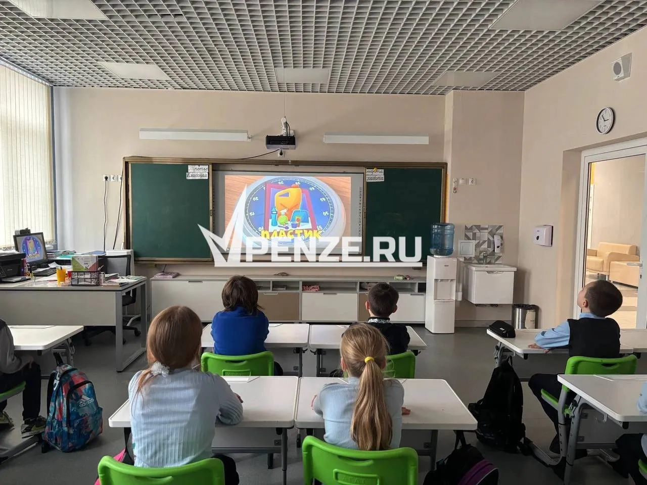 Стало известно, сколько молодых специалистов устроилось в детсады и школы в 2024 году