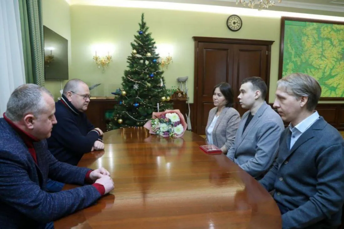 Отличившемуся на СВО пензенцу губернатор Мельниченко вручил медаль