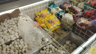 Перемолотые рожки и ножки в тесте: Роскачество назвало марки пельменей, которые лучше оставить в холодильной витрине магазина