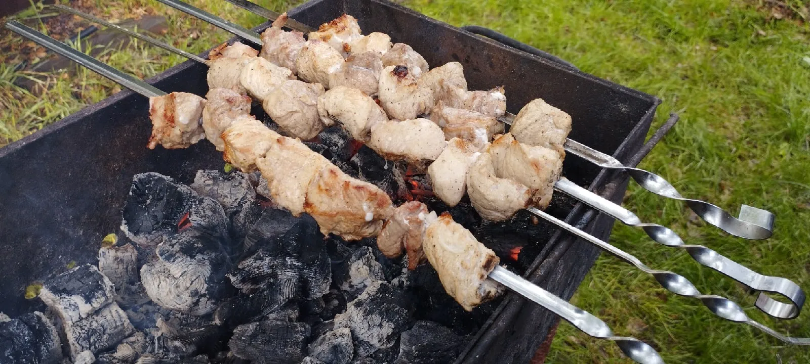 Шашлык получается нежным, если лук в маринаде приготовить по-особенному — простой приём, а вкус поражает