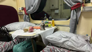 «Старушка не хотела лезть наверх, села в ногах и засыпала»: три дня в поезде, которые пассажиры не забудут