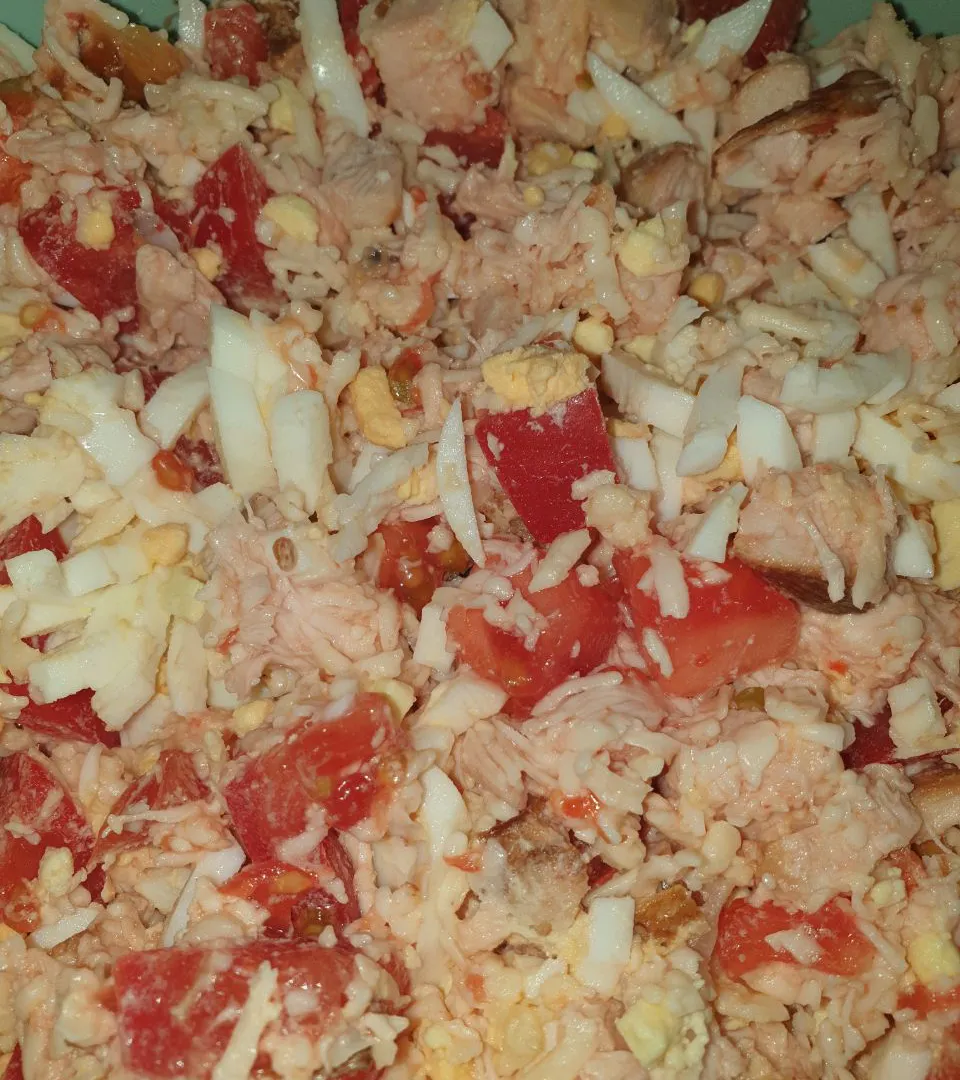 Домашние съедают этот салат мгновенно: курица, помидоры, сыр — и тазик приготовь, всё равно будет мало