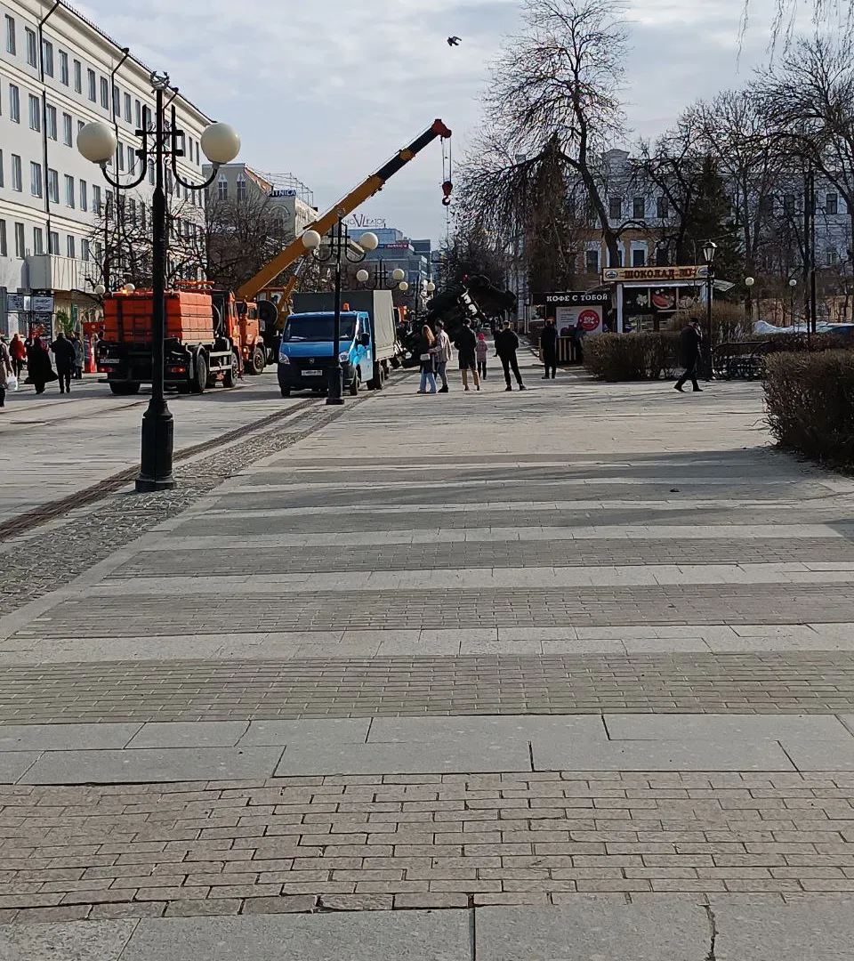 В центре Пензы перевернулся синий трактор