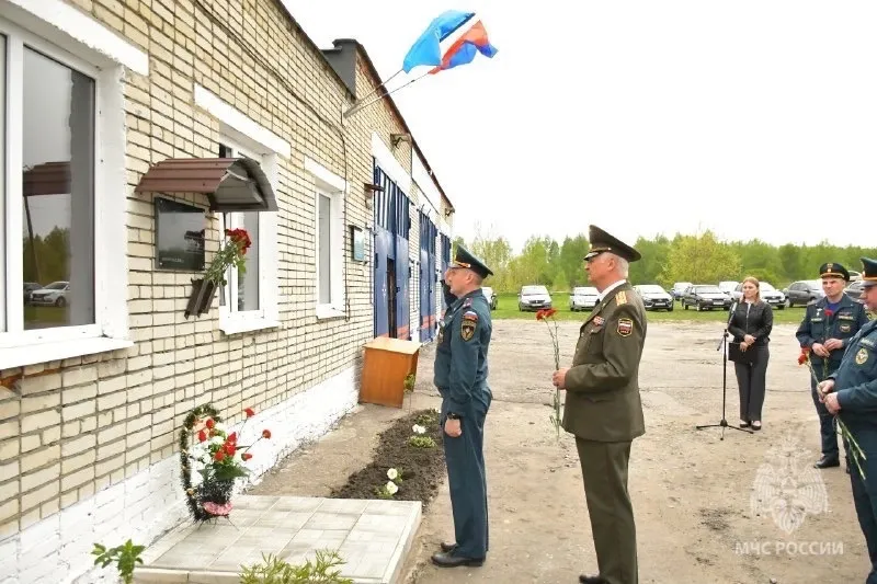 В Лопатинском районе открыли мемориальную доску сотруднику МЧС