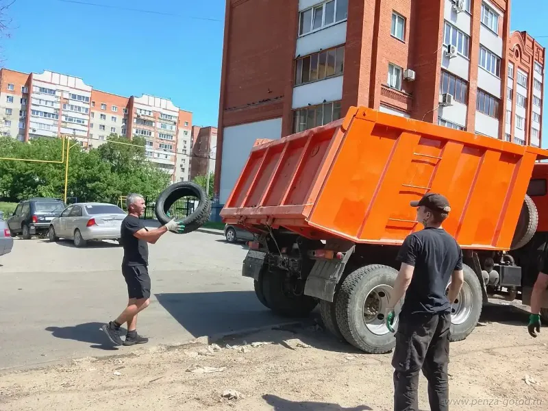 Из Первомайского района Пензы вывезли бесхозные автомобильные покрышки