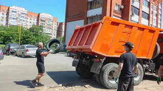 Из Первомайского района Пензы вывезли бесхозные автомобильные покрышки