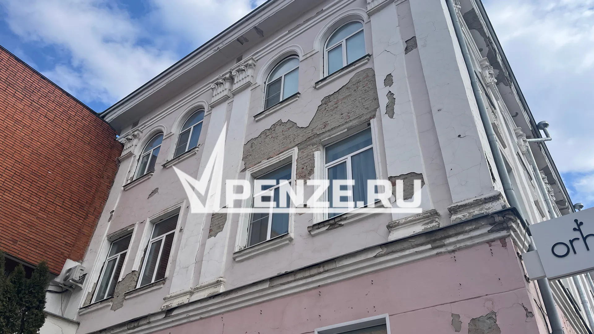 Пензенцы бьют тревогу! Художественный салон рушится прямо на глазах