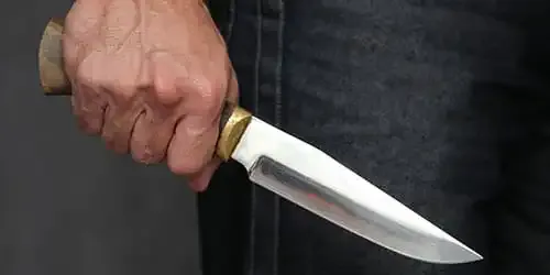 В Кузнецке 57-летний мужчина ударил соседа ножом в шею