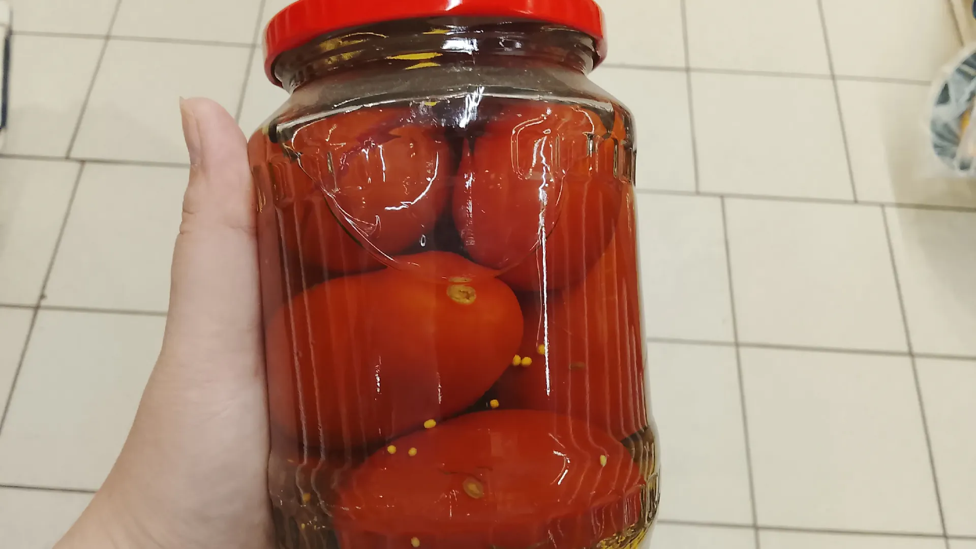 Как открыть банку без открывашки: немецкий лайфхак, который всегда работает