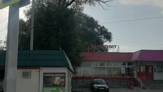 В Ахунах из-за сильных порывов ветра в районе остановки «Магазин Сосны» рухнула 3-метровая ветка дерева