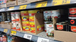 Беру такую тушенку в "ФиксПрайс" по 99р: внутри мясо огромными кусками - подсказал внук