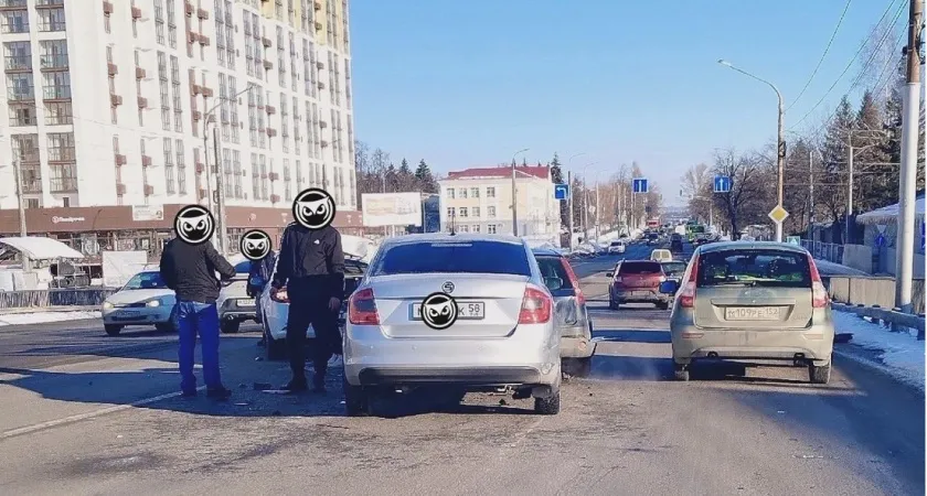 В Пензе на Гагаринском путепроводе произошло массовое ДТП с тремя авто
