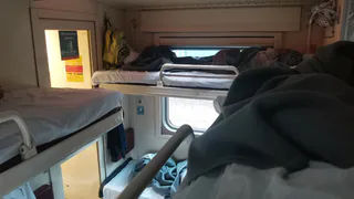 Почему опытные путешественники выбирают боковушку у туалета вместо купе — преимущества, о которых многие пассажиры просто не знают