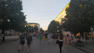 В Пензе полным ходом идет украшение входных групп и фасадов и витрин ко Дню России