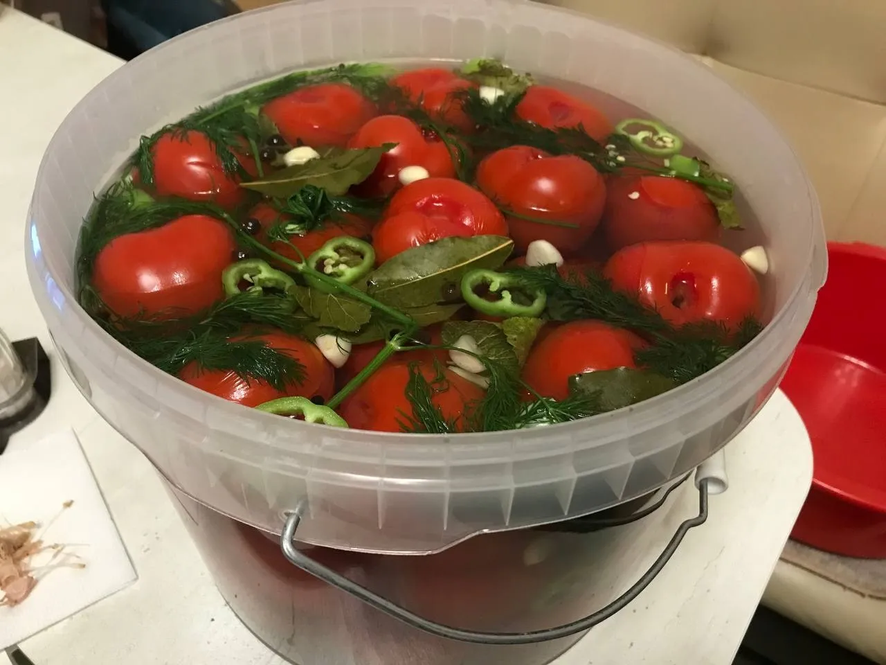 Готовлю быстрые помидоры с чесноком и зеленью. Очень вкусно и невероятно просто! Моя палочка-выручалочка, когда гости уже на пороге