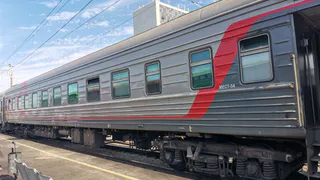 Россиянка выкупила нижние места в купе и соседям чемоданы убрать не разрешила - комфортное путешествие стало "адом"