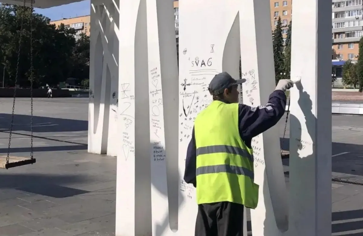 В Пензе изрисовали качели на Фонтанной площади — власти ищут вандалов