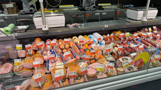 Фарш из бумаги, ни грамма мяса: Росконтроль назвал бренды колбасы, которые лучше не брать даже со скидкой 50%