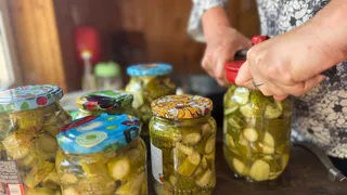 Квашу огурцы способом, который знают только 3% хозяек. Хрустят до самой весны без единой добавки