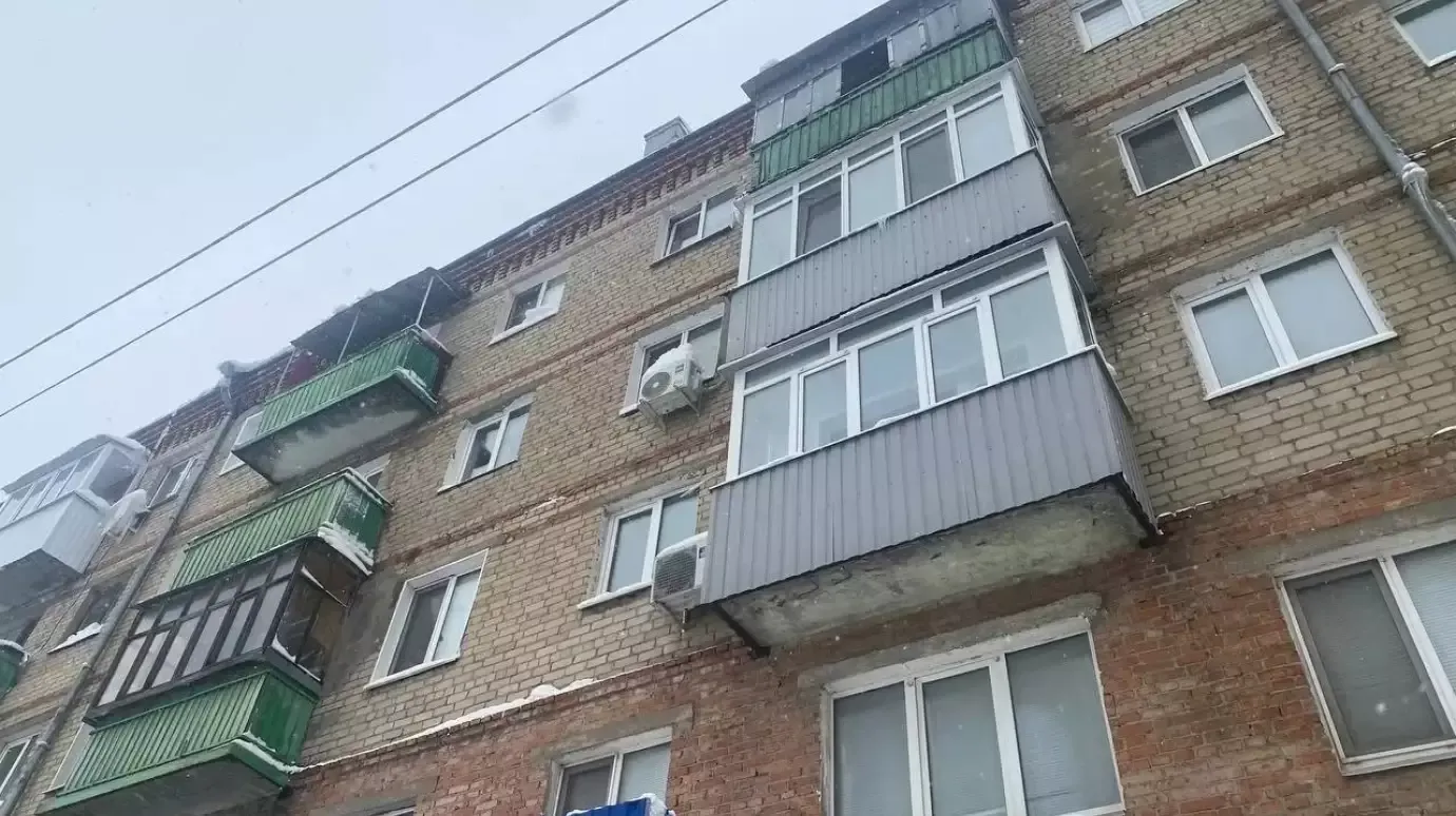 На ул. Ленинградской глыба льда убила почтальоншу