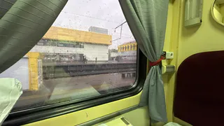 Можно ли пассажирам сидеть на нижней полке в поезде, если взять билет на верхнюю