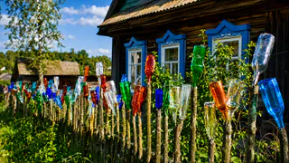 Зачем наши деды ставили бутылки на забор: гениальная советская хитрость - решала 4 главные задачи