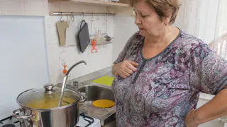 Какая вещь в кастрюле тайно губит ваш суп: секрет поваров, о котором знают единицы