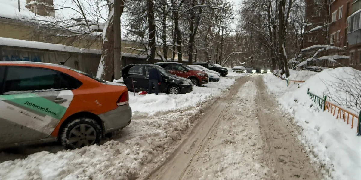 В Белинском людям приходится ходить по дороге из-за не чищенных тротуаров