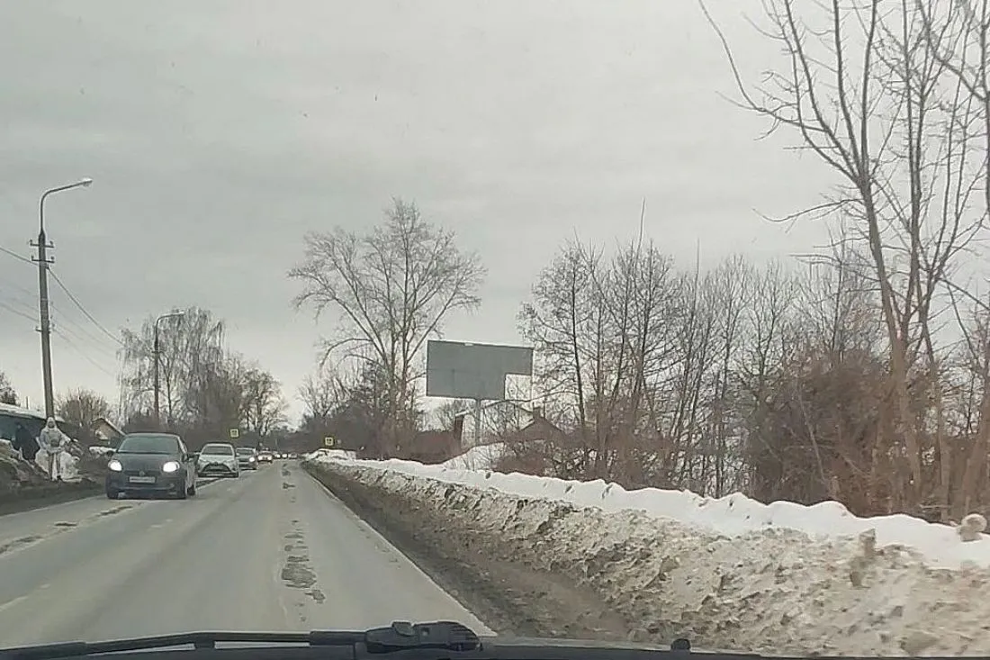 В Пензе из-за неочищенного тротуара дети ходят в школу по проезжей части