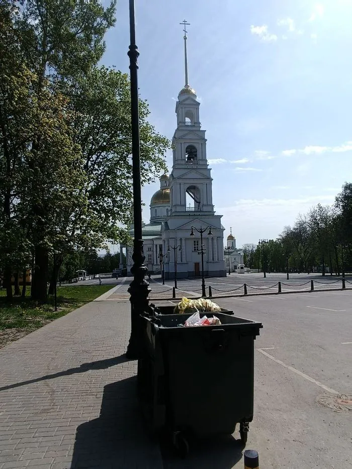 В Пензе потребовали убрать мусорные баки с туристического пути