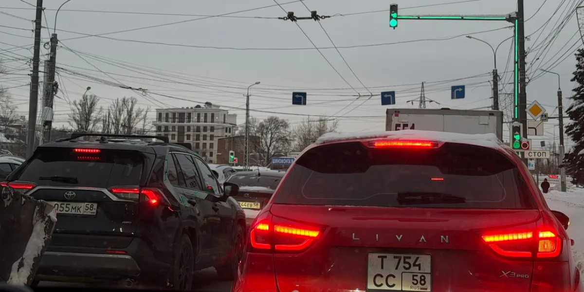 В Пензе неизвестный водитель протаранил здание на ул. Молокова
