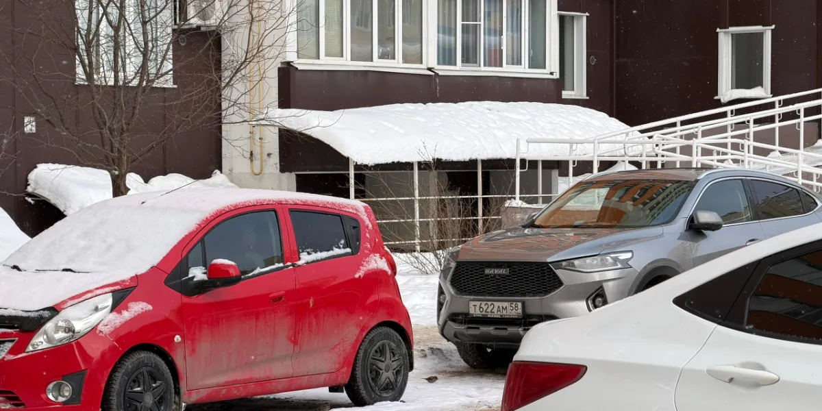 В Пензе козырьки подъездов МКД больше не выдерживают скопившийся снег