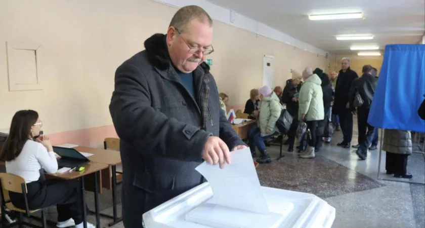 Губернатор Олег Мельниченко в числе первых проголосовал на выборах президента