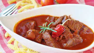 Как правильно тушить Гуляш, чтобы мясо было нежное и мягкое, а не сухое и жилистое - запомните раз и навсегда