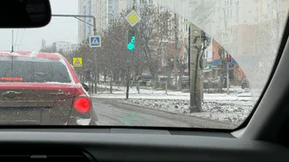 Вы протираете лобовое стекло неправильно — и даже не догадываетесь об этом: делайте теперь так