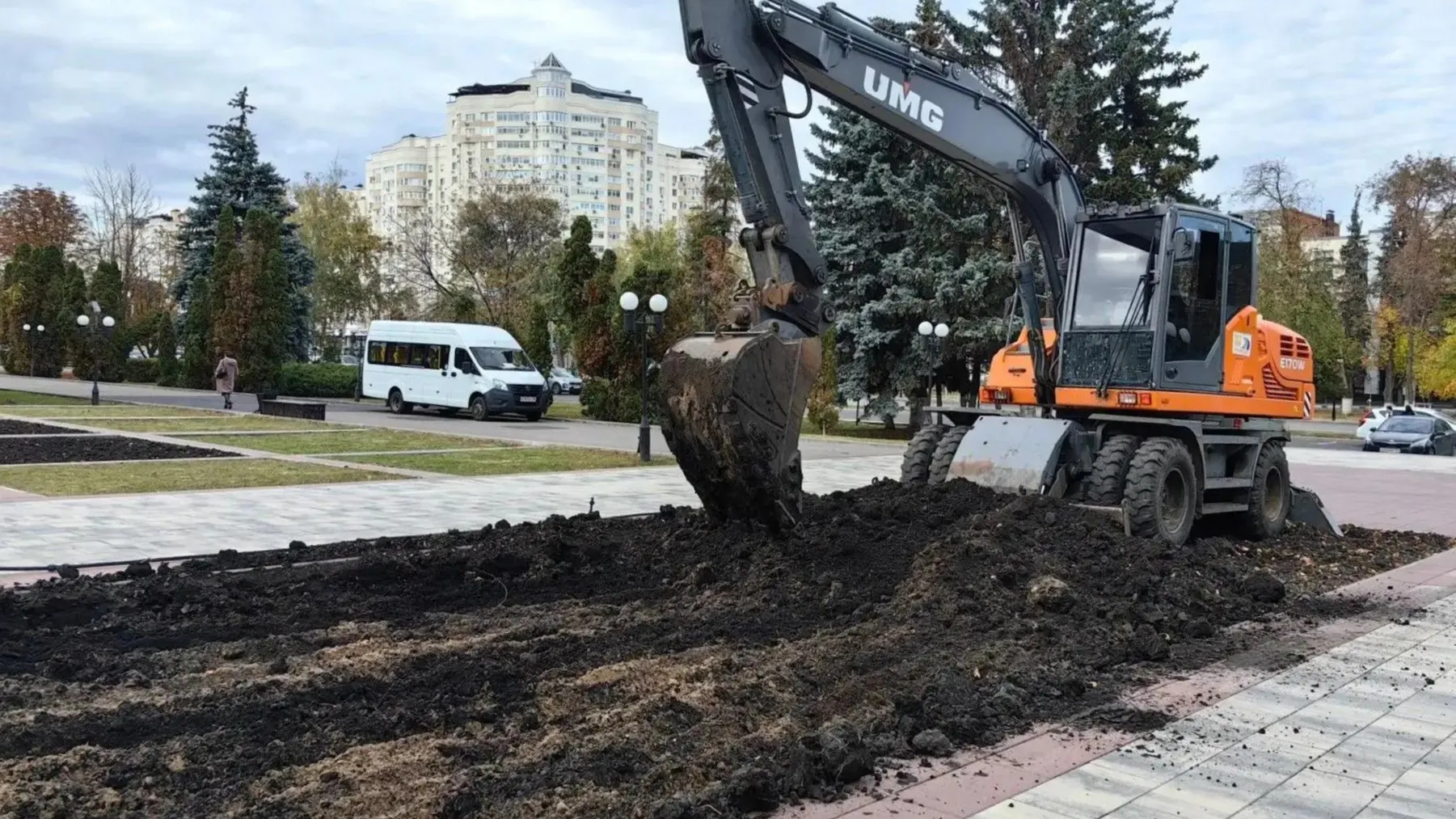 Цветники готовят к весне: в центре Пензы обновляют грунт