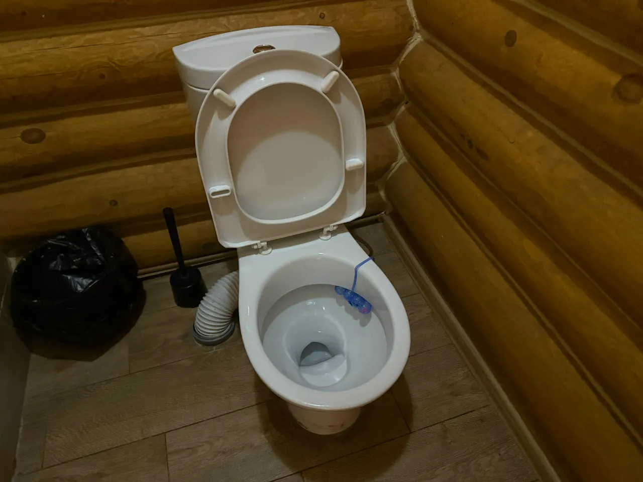 Запах в туалете исчезает за секунды — старый трюк сантехника работает лучше освежителя
