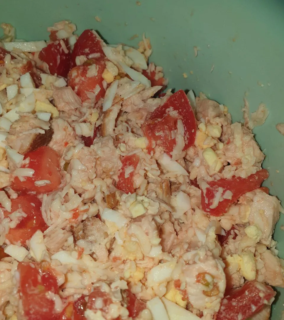 Хочется слопать всё и сразу: настолько вкусный салат с курицей и помидорами, который я готовлю