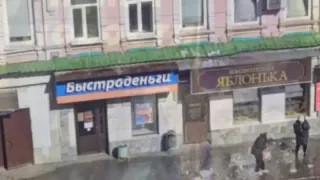В Пензе на улице Бакунина на женщину упал снег с крыши дома