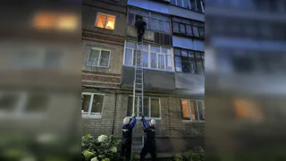 Захлопнулась дверь — двое малышей в ловушке: спасатели Пензы проникли в квартиру через балкон