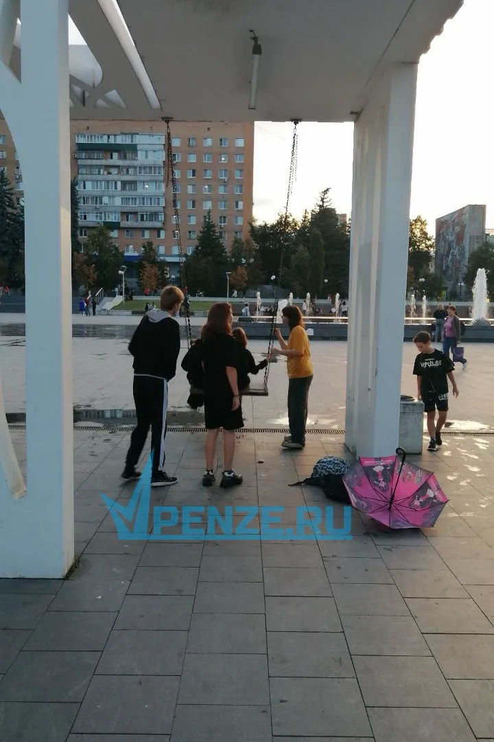 Пара подростков упала с оборвавшихся качелей в центре Пензы